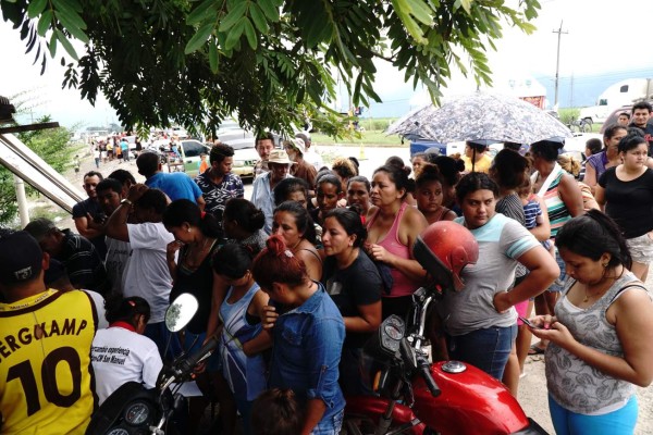 Familias de La Lima llevan cinco días a la intemperie