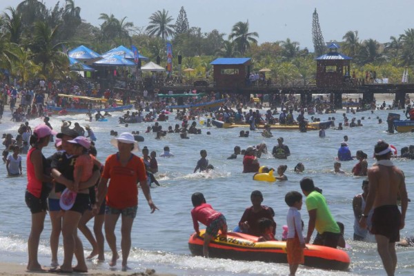Miles de hondureños viven al máximo el verano en Tela