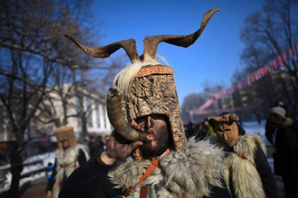 Desfile de monstruos en Bulgaria para ahuyentar al invierno