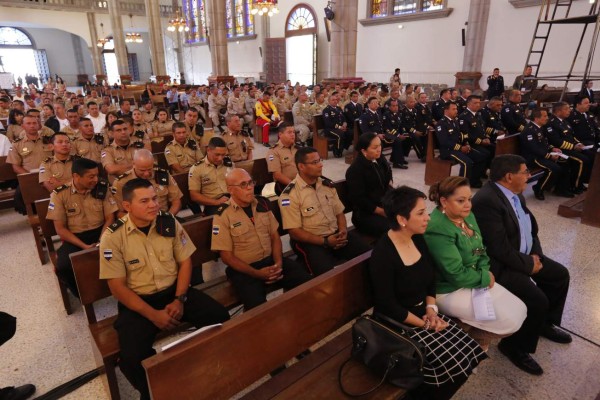 Los bomberos escucharon atentamente la misa dirigida por el sacerdote Carlo Magno Núñez.