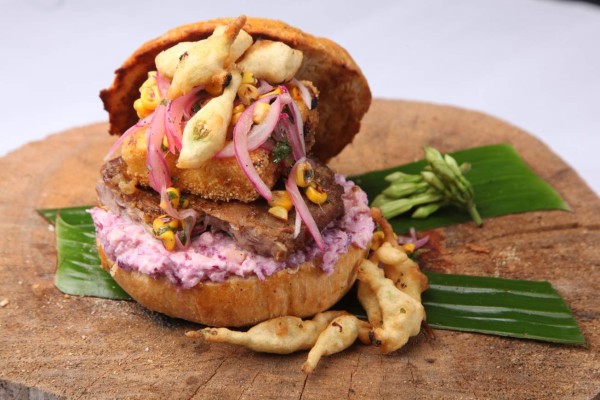 Sándwich de costilla y loroco tempura