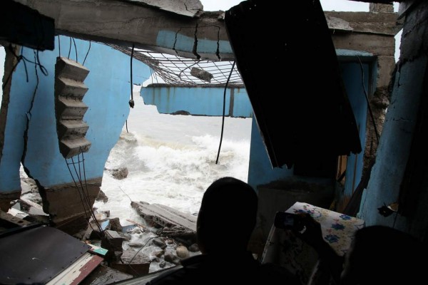 Fuerte oleaje destruye varias viviendas en La Ceiba