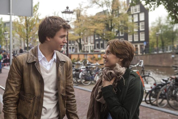 Ansel Elgort y Shailene Woodley en una escena de 'Bajo la misma estrella'.