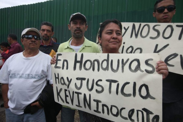 'A Kevin lo golpearon siete militares encapuchados en el batallón'