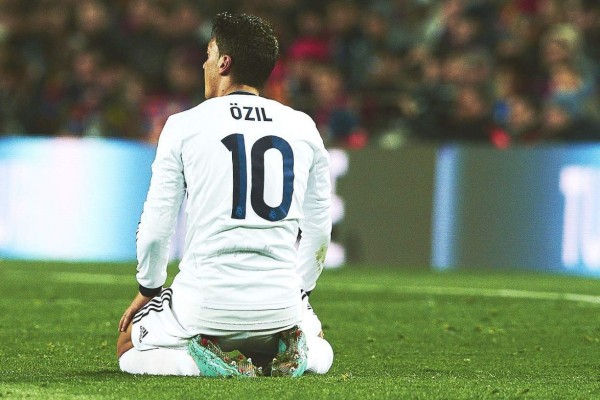 LONDON, ENGLAND - JANUARY 21: Mesut Ozil of Arsenal passes the ball during the Premier League match between Chelsea FC and Arsenal FC at Stamford Bridge on January 21, 2020 in London, United Kingdom. (Photo by Shaun Botterill/Getty Images)