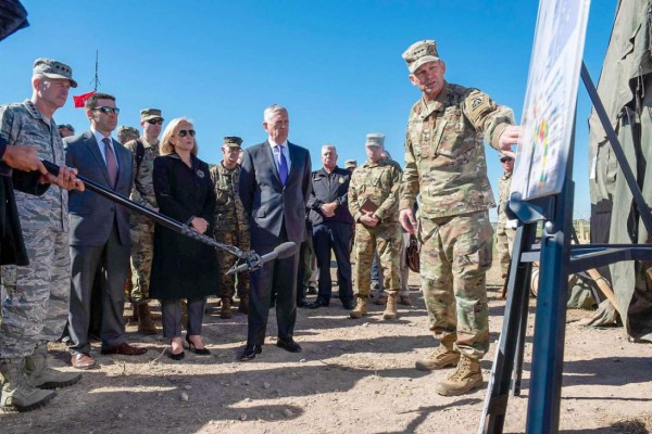 Mattis supervisa las tropas desplegadas en la frontera con México ante posible llegada de migrantes