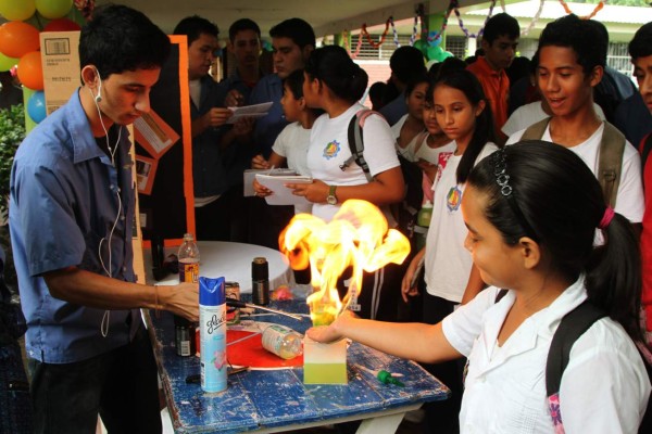 Estudiantes sampedranos soprenden con sus experimentos