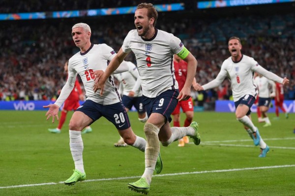 England's forward Harry Kane (R) celebrates with England's midfielder Phil Foden (L) after scoring a goal during the UEFA EURO 2020 semi-final football match between England and Denmark at Wembley Stadium in London on July 7, 2021. (Photo by Laurence Griffiths / POOL / AFP)