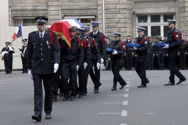 Francia despide a víctimas de los atentados mientras recibe nuevas amenazas de Al Qaeda