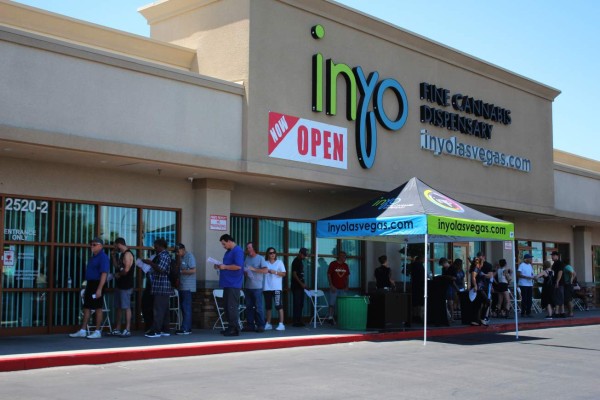 Largas filas en el primer día de venta legal de marihuana recreativa en Nevada