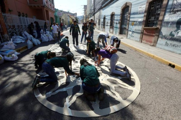 Los hermosos diseños empiezan con la colocación de las plantillas hechas en papel.