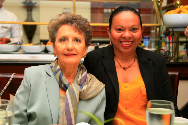 Araceli Downing es agasajada por su cumpleaños