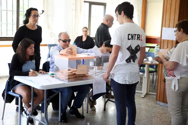 Un sordociego preside por primera vez una mesa electoral en España