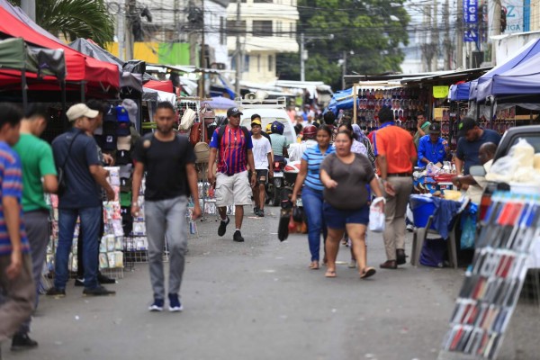 Vendedores saturan las calles del centro con ventas navideñas