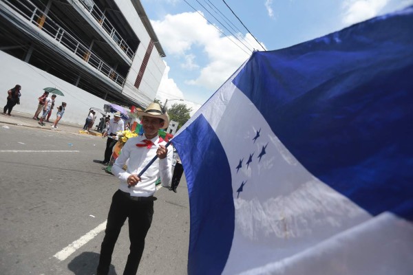 Derroche de cultura y belleza en desfiles en San Pedro Sula