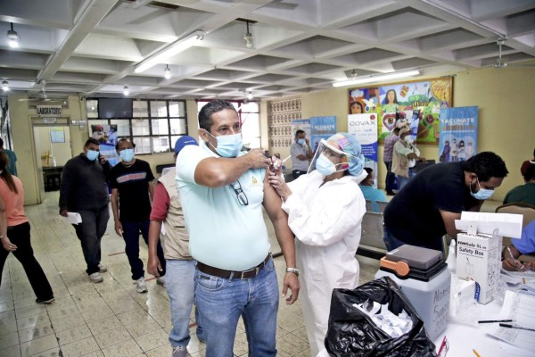 Más de 1,000 empleados de la salud vacunados el primer día