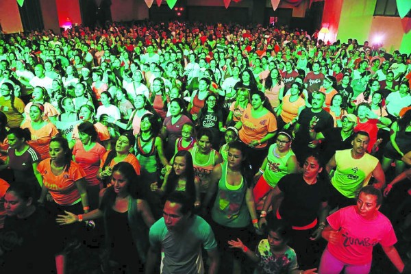 Sampedranos vibraron al ritmo de la zumba