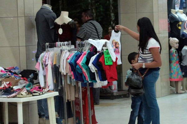 Sampedranos inundan tiendas para hacer compras navideñas