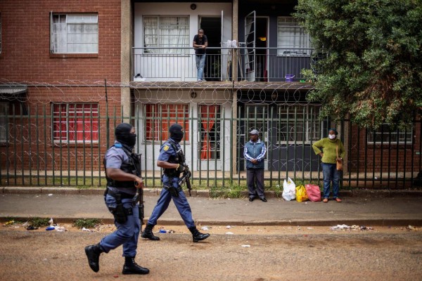 Policía dispara balas de goma para hacer respetar cuarentena en Sudáfrica
