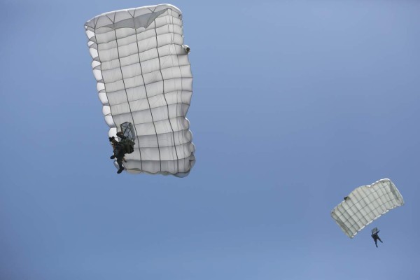 Paracaidista cae sobre mujer en show en Tegucigalpa