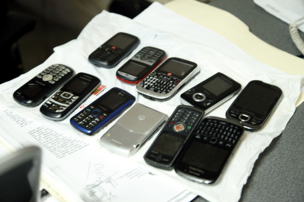 Presos ahora hasta regalan sus celulares por bloqueo de señal