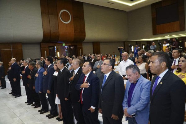 'Debemos luchar por un periodismo responsable': Salomón Salguero al recibir el Álvaro Contreras