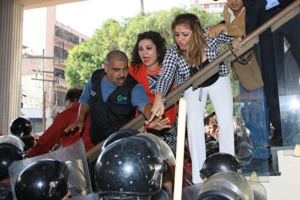 Libre arma zafarrancho nunca antes visto en el Congreso de Honduras