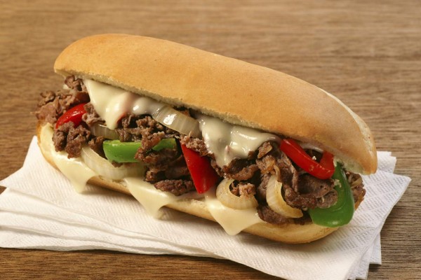 Sándwich, un rico relleno con carne, queso y vegetales