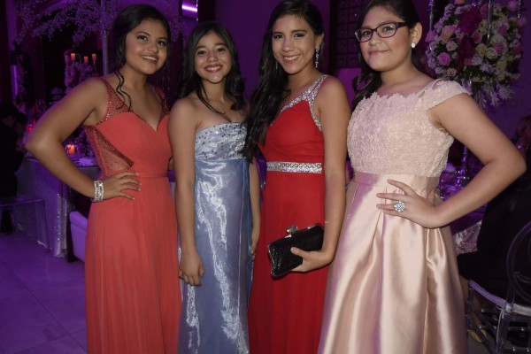 Noche elegante para Melanie Alejandra Turcios