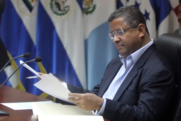 El Salvador pide a Panamá extradición de Flores