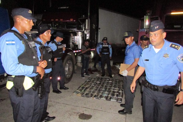 Incautan 176 kilos de cocaína en dos furgones con matrícula guatemalteca