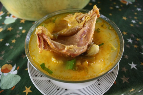 Cómo hacer una sopa de gallina india hondureña