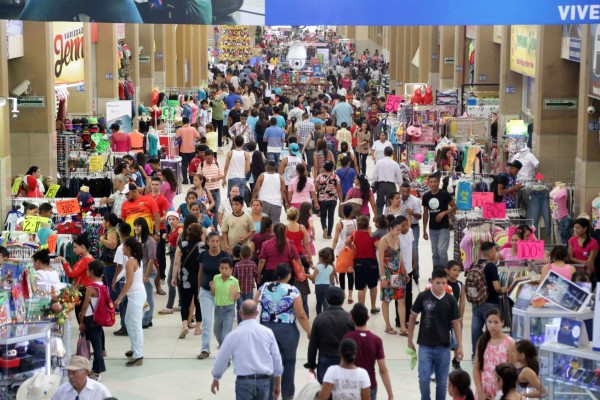 Viajeros compran los boletos con anticipación para salir mañana