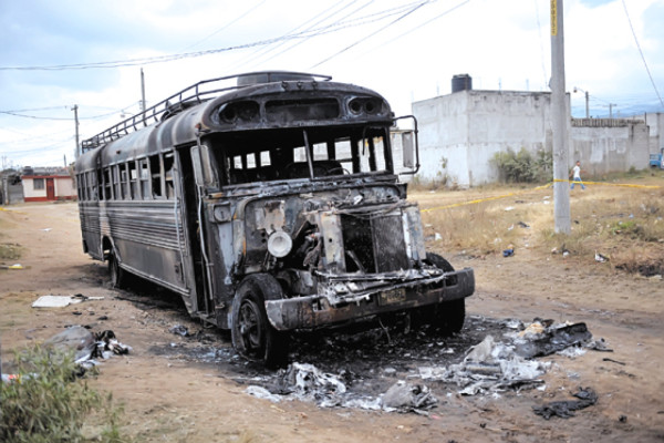 Lanzan bombas contra autobuses en Guatemala