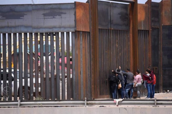 Traficantes abren brechas con sierra en muro fronterizo de EEUU, según diario