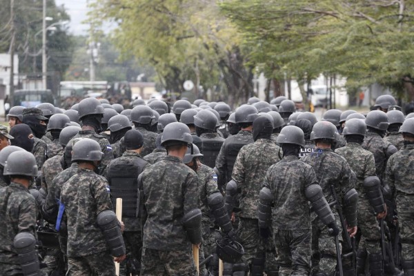 Al menos 400 agentes se trasladan a la cárcel de 'El Pozo'