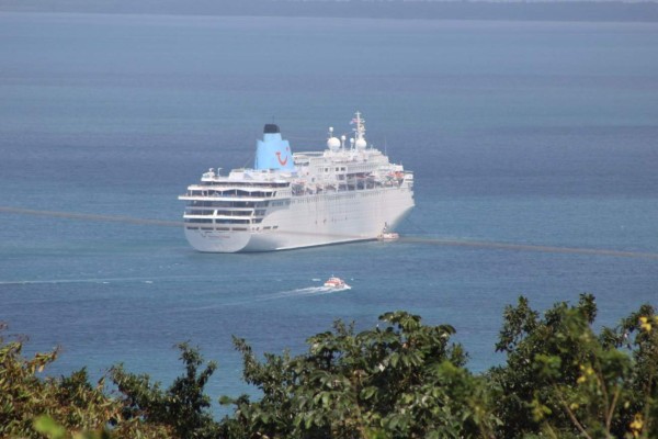 Llegan 1,400 turistas ingleses a Trujillo, Honduras