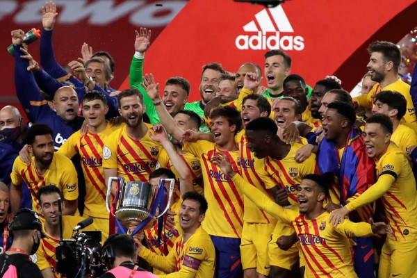 GRAF6766. SEVILLA, 17/04/2021.- Los jugadores del FC Barcelona posan con el trofeo de campeones tras la final de la Copa del Rey que Athletic de Bilbao y FC Barcelona disputaron hoy sábado en el estadio de La Cartuja, en Sevilla. EFE/ Julio Muñoz