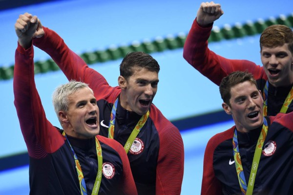 Brasil prohíbe salida del país de nadadores estadounidenses e investiga asalto