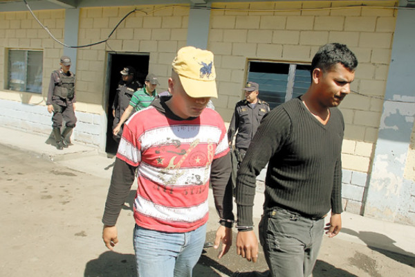 Caen 5 agentes y un oficial cuando asaltaban banco