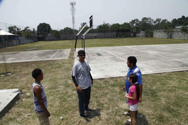 Con cancha multiusos buscan fomentar valores en jóvenes en la colonia Modelo