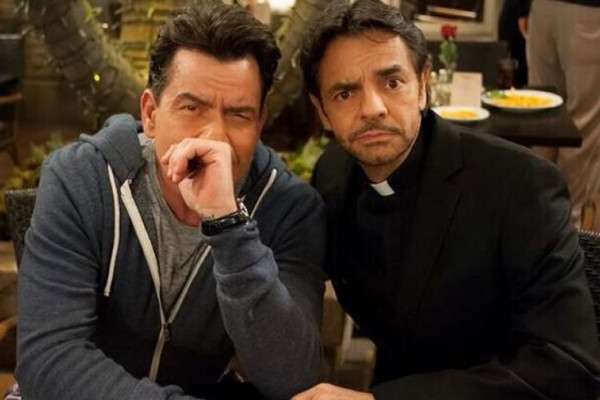 Eugenio Derbez se divierte en el set con Charlie Sheen