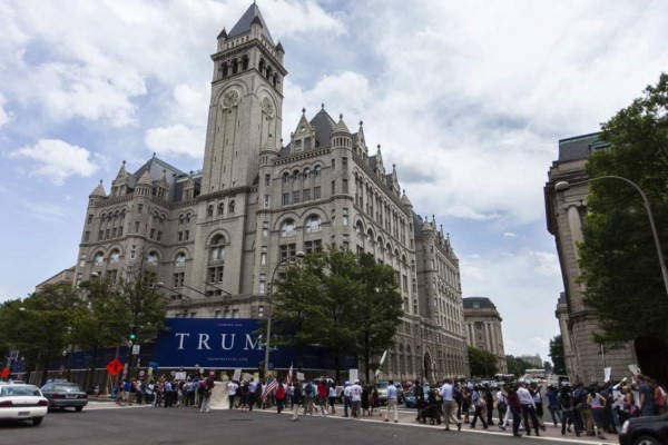 Detienen a hombre fuertemente armado en hotel Trump de Washington