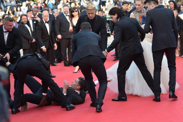 Hombre se metió abajo del vestido de América Ferrera en Cannes