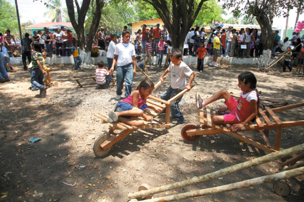 Reviven su infancia jugando ‘a la antigua’