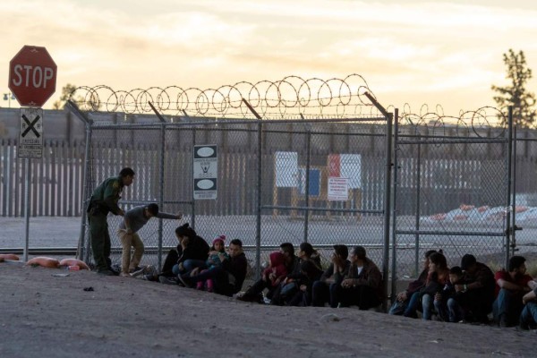 EEUU creará 13 centros de cuarentena para migrantes en la frontera