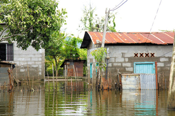 Honduras: Damnificados de fincas reclaman agua y comida