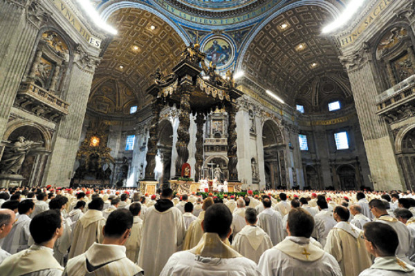 Papa llama a 'no permitir que las personas dejen su credo”