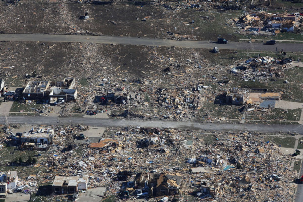 Miles de afectados por el paso de potentes tornados en EUA