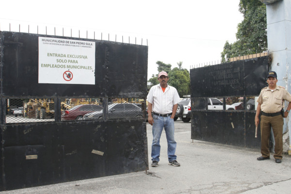 Continúa reclamo por pagos en alcaldía sampedrana